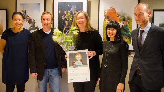 Jurymedlemmer Lisa Marie Gamlem og Mads Harlem, prisvinner Kajsa Næss, jurymedlem Iram Haq og statssekretær Knut Olav Åmås. 