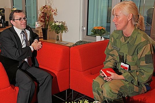 Forsvarsminister Espen Barth Eide og sjef for NCC19 i Afghanistan, Anne Rydning (Forsvarsdepartementet, Asgeir Spange Brekke)