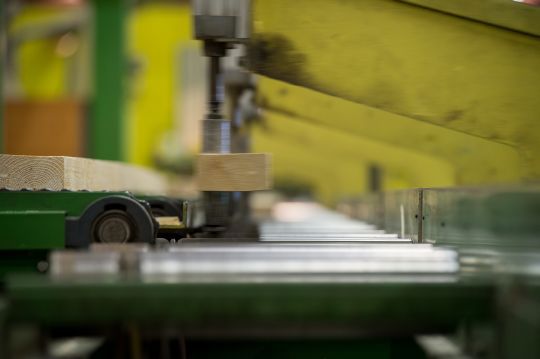 Produksjon av limtre hos Moelven Limtre AS. 