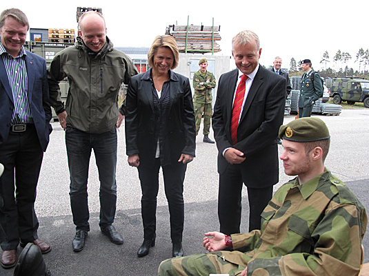 Ordfører i Elverum Terje Røe, stortingsrepresentant Trygve Slagsvold Vedum, forsvarsminister Grete Faremo og justisminister Knut Storberget får en sanitetsdemonstrasjon på Terningmoen.