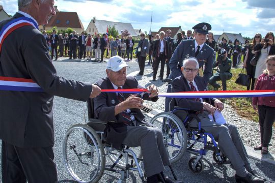 Veteranene Rolf Kolling (t.v.) og Annæus Schjødt åpner gatene «rue d'Oslo» og «rue d'Narvik».