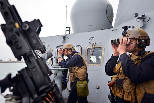 Skipssjef Per Rostad og mannskap på KNM «Helge Ingstad» overvåker lasting av kjemiske stridsmidler i Latakia, Syria, 28. febuar, 2014