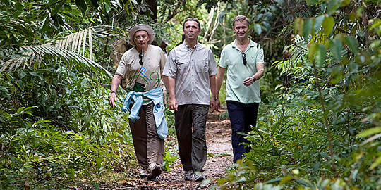 Minc, Stoltenberg og Solheim i Amazonas onsdag. Foto: Scanpix.