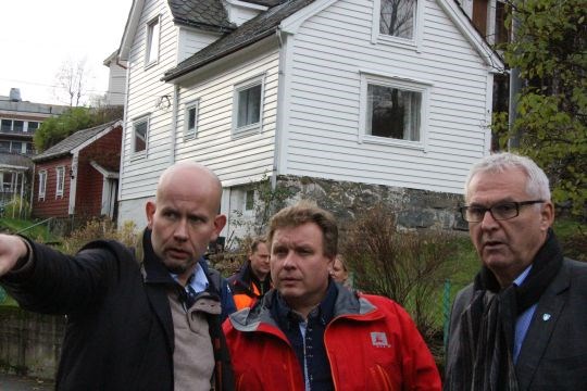 Olje- og energiminister Tord Lien (t.v), NVEs regionsjef Brigt Olav Samdal og ordfører i Odda, John Opdal (t.h) under flombefaring i Odda.