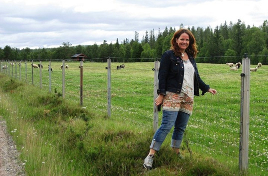 Statssekretær Heidi Sørensen ved rovviltsikkert gjerde.