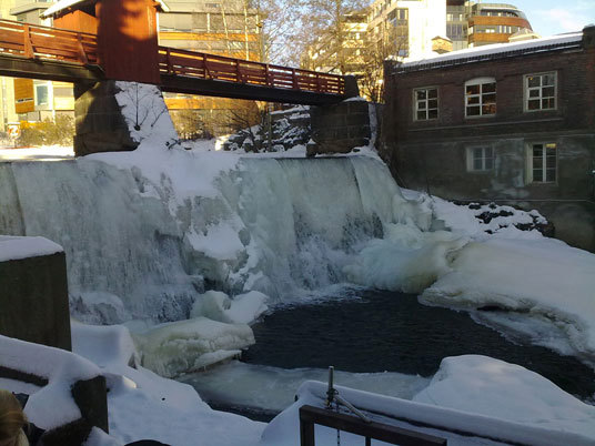 En frosset Møllefoss nederst i Lysakerelva venter på våren. Fossen er sentral i undervisningsopplegget til Sollerudstranda skole. Foto: Miljøverndepartementet.