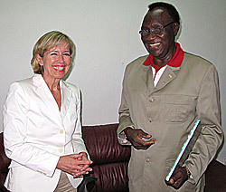 Forsvarsminister Anne-Grete Strøm-Erichsen og Tsjads forsvarsminister Kamougue Wadal Abdelkader