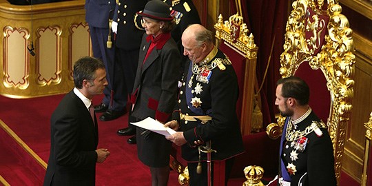 Statsministeren overrekker trontalen til kong Harald. Foto: Scanpix
