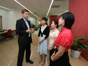 Miljø- og utviklingsminister Erik Solheim sammen med lokalt ansatte ved generalkonsulatet Guangzhou, f.v: Mille Wu, Lina Zhao og May Li. (Foto: Trond Viken, UD)