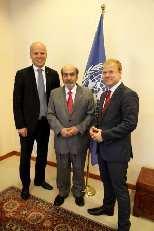 Landbruks- og matminster Trygve Slagsvold Vedum og utviklingsminister Heikki Eidsvoll Holmås i møte med FAOs Generaldirektør José Graziano da Silva. - Vi stiller krav til FAO fordi vi bidrar økonomisk og de gir avgjørende bidrag på sentrale områder som skog og genetiske ressurser som er viktige for oss, sier Slagsvold Vedum. 