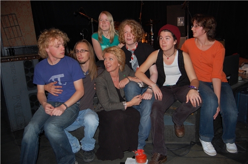 Statsråd Åslaug Haga sammen med musikerene i Finnsnes-bandet "Paraboles Volantes". De er eksempler på kretaiv ungdom i distriktene som skal fanges opp av by:larm-prosjektet "Nisjelandet".