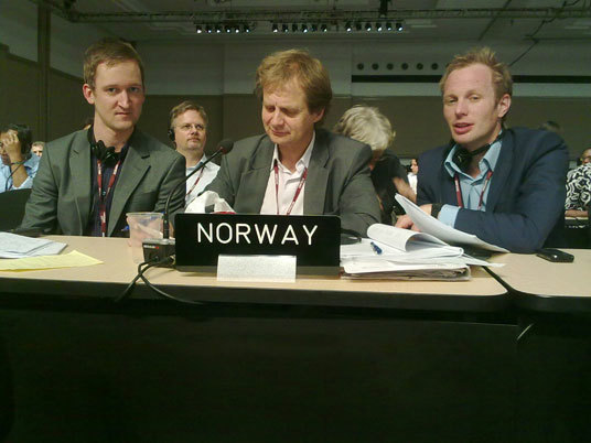Representanter fra den norske forhandlingsdelegasjonen: Vidar Vik, forhandlingsleder Audun Rosland og Harald Francke Lund. Foto: Miljøverndepartementet.