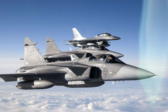 Svenske Jas Gripen øver sammen med norske F-16.