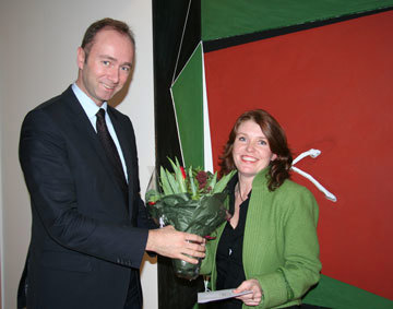 Kultur- og kirkeminister Trond Giske og mottaker av Gandhistipendet for 2008, Guro Hansen Helskog. Foto: Kultur- og kirkedepartementet