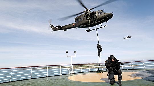 Beredskapstroppen fra politiet fastroper seg ned på dekket til et fartøy fra Bell 412 helikopteret fra 720 skvadronen under øvelse Gemini 2010
