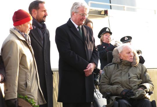 På bildet ser vi Sverre Kokkin fra Pelle-gruppa, HKH Kronprinsregenten, ordfører Fabian Stang og Reidar Kjell Formo fra Pelle-gruppa.