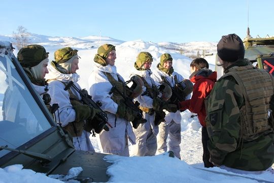 I strålende vær møtte forsvarsministeren vaktsoldatene i Stridstrendbataljonen som holder vakt rundt leiren på Mauken.