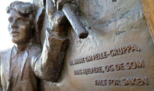 Monumentet over Pelle-gruppa er laget av Kirsten Kokkin, som er en av landets mest kjente billedkunstnere og dertil Sverre Kokkins datter.