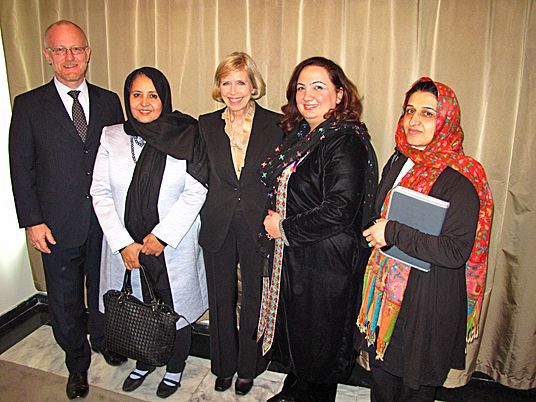 Fikk kvinnenes syn på situasjonen i Afghanistan. Forsvarsminister Anne-Grete Strøm-Erichsen og ambassadør Nils Haugstveit møtte parlamentariker Najia Zewari (t.v.), Shukria Barakzai (t.h.) og aktivist Hasina Safi (ytterst)