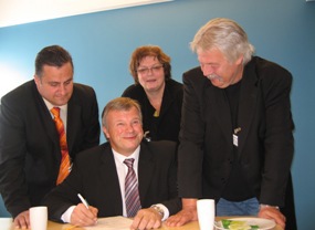 Bjarne Håkon Hanssen og representanter fra romanifolkets organisasjoner: Holger Gustavsen fra Taternes Landsforening, Anne Jorunn Merkesvik fra Foreningen Roma og Trygve Johs. Andreassen fra Landsorganisasjonen for Romanifolket