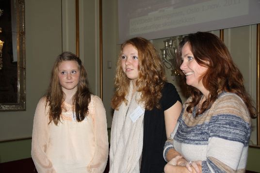 Heidi Sørensen prater med elever fra Tolga ungdomsskole . Foto: Anne Elisabeth Scheen/MD