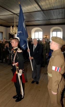 Lingeklubbens formann, Leif Aagaard, med Lingeklubbens fane