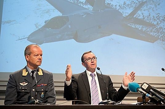 Generalinspektør for Luftforsvaret Finn Kristian Hannestad og forsvarsminister Espen Barth Eide på pressekonferansen om kampflykjøp 15. juni 2012