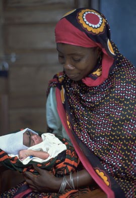 Mor med barn på en helseklinikk i Zanzibar. Foto: UNICEF/ HQ96-1366/Giacomo Pirozzi