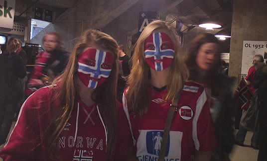 Stor interesse for økologisk mat på EURO2010. To ivrige supportere lot seg friste av økologiske smaksprøver.