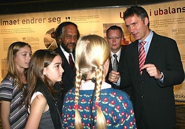 Fredsprisvinner Pachauri og statsministeren Stoltenberg vises rundt i Klima X-ustillingen av barn fra Korsvoll skole. Foto: SMK