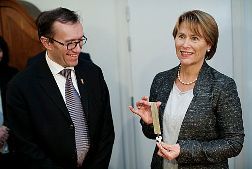 Påtrappende forsvarsminister Espen Barth Eide ble overrakt (Forsvarets mediesenter, Torgeir Haugaard)