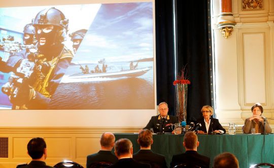 Forsvarsministeren og forsvarssjefen presenterer styrking av beredskapen.