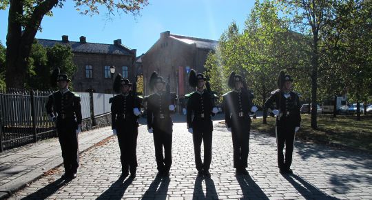 Gardister fra H.M. Kongens Garde sto oppstilt utenfor lokalet hvor lunsjen ble avholdt for gjenlevende medlemmer av Pelle-gruppa 