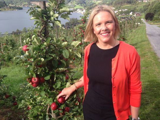 Landbruks- og matminister Sylvi Listhaug på besøk i fruktgård Ulvik.