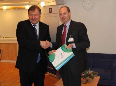 Statsråd Terje Riis-Johansen og Steinar Våge