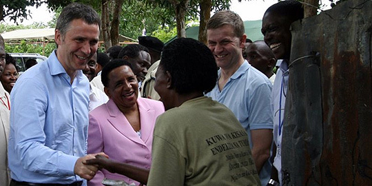 Jens Stoltenberg og Erik Solheim besøker Ruvu Forest Reserve i Tanzania.
