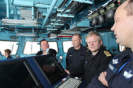 Statssekretær Roger Ingebrigtsen fikk sammen med kommandør Gunnar Heløe og øvingsleder Lars Saunes en orientering om situasjonen av skipssjef Torfinn Sørensen