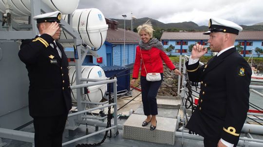 Forsvarsminister Anne-Grete Strøm-Erichsen kommer ombord på KV Sortland under et besøk 26. august. 