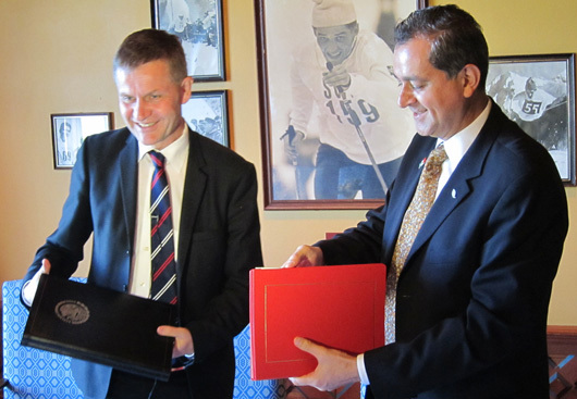 Samarbeider om skog: Norges miljø- og utviklingsminister Erik Solheim og Mexicos miljøvernminister Juan Rafael Elvira Quesada skrev under på å fortsette et godt samarbeid om klima og skog da de møttes på Oslo Climate and Forest Conference.