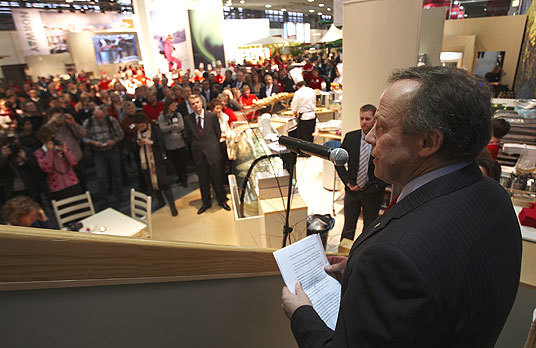 Landbruks- og matminister Lars Peder Brekk under åpningen av Norges stand i 2010.