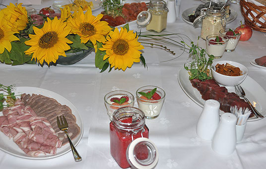 Trønderske matspesialiteter på frokostbordet.