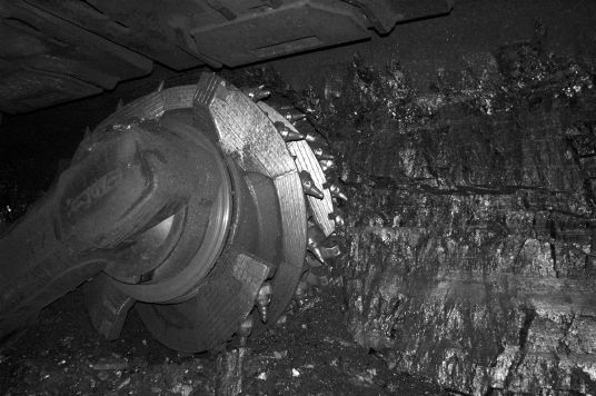 Kuttmaskin inne i gruva, Svea Nord. Foto: Andrea Taurisano/Norsk Polarinstitutt