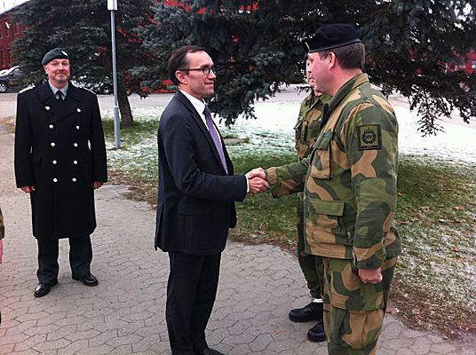 Forsvarsminister Espen Barth Eide hilser på leder for innsatsstyrke Derby i HV-02, major Knut Skrede (Forsvarsdepartementet, Asgeir Spange Brekke)
