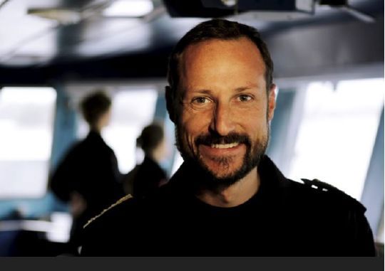 HKH Kronprins Haakon ombord på KV Andenes under en øvelse Sjøforsvaret holder utenfor Bergen.