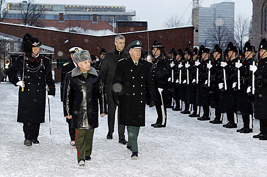 Russlands forsvarssjef Nikolai Makarov og forsvarssjef Harald Sunde ved ankomsten til Forsvarsdepartementet. - Foto: Torbjørn Kjosvold, FMS.