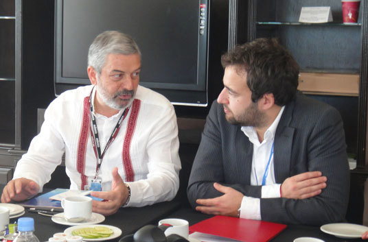 Magdy Martinez-Soliman (til venstre), stedlig representant for FNs utviklingsprogram i Mexico, signerte en avtale om finansiering av klimasamarbeid med FNs utviklingsprogram med politisk rådgiver Arvinn Gadgil. Foto: Miljøverndepartementet.