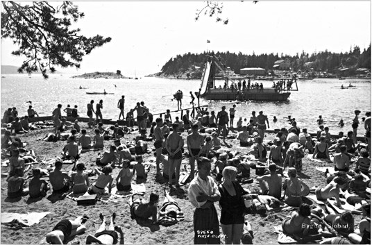Bilde: Og yrende badeliv på Bygdøy Sjøbad i 1933.  Sjøbadet var et tradisjonsrikt bad anlagt allerede i 1880. (Foto: Wilse/Oslo Bymuseum)