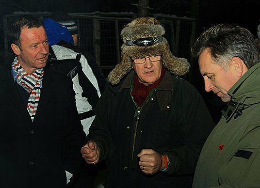 Statssekretær Roger Ingebrigtsen og Minister for International Security Strategy, Storbritannia Gerald Howarth ved Pasvik folkehøgskole (Yngve Beddari, Pasvik folkehøgskole)