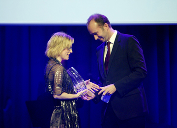 Cecilie Drabsch Norland mottar regjeringens paralympiske ærespris av kultur- og kirkeminister Trond Giske ©Scanpix