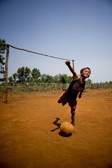 Hver dag smeller det på fotballbaner og lekeplasser over hele verden. På dette bildet kan en gutt i Laos leke trygt uten frykt for klaseammunisjon. Foto: Werner Anderson ©werneranderson.no